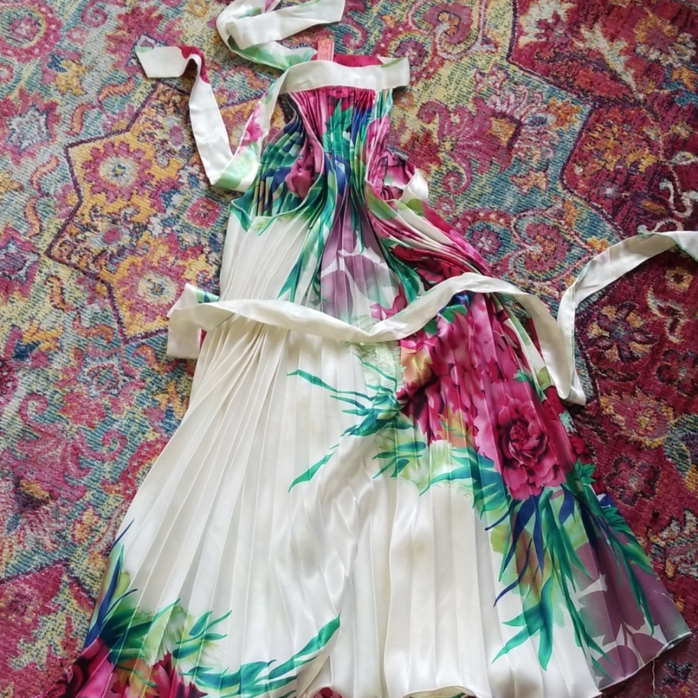 Vibrant silk dress with tie